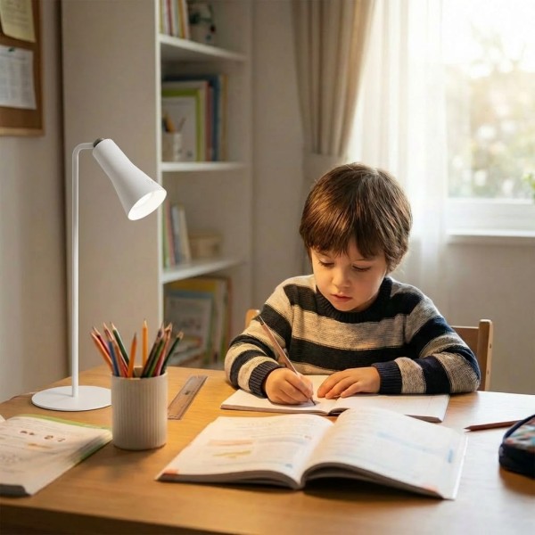 dzieciak_uczy_się_z_lampką.jpg