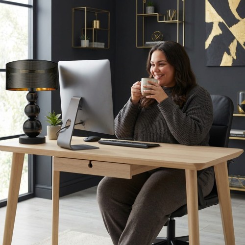 Nowoczesne biurko z kobietą z białą skórą.jpg