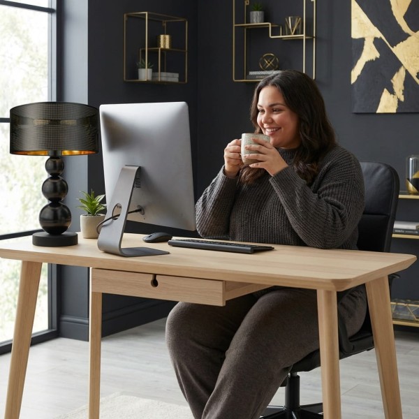 Nowoczesne biurko z kobietą z białą skórą.jpg