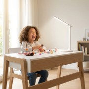 Biurko z dziewczynką i lalkami biała.jpg