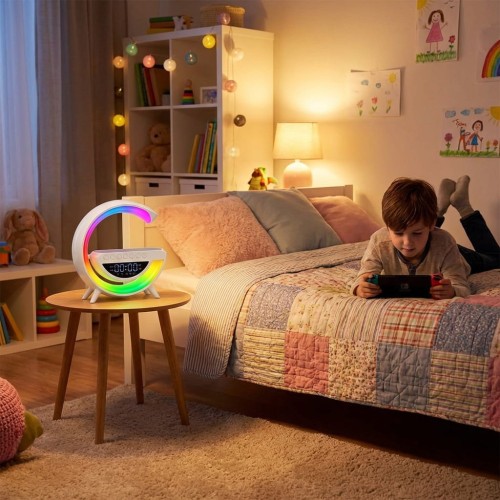 Sypialnia dzieciaka z lampą i konsolą.jpg