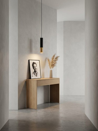 korytarz z lampą i zdjęciem.jpg