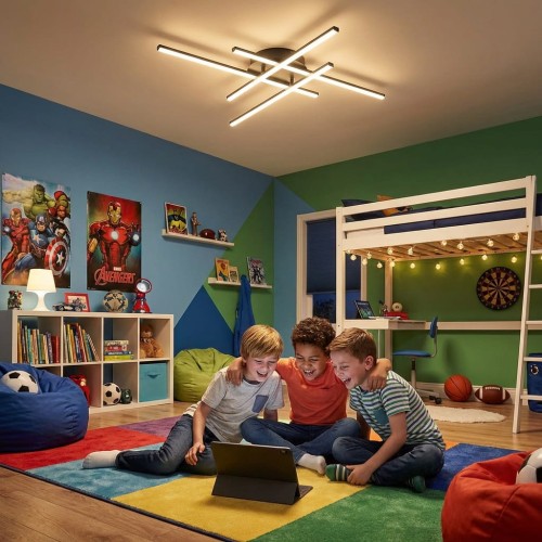 Pokój z kolegami i tabletem - zmniejszona lampa.jpg