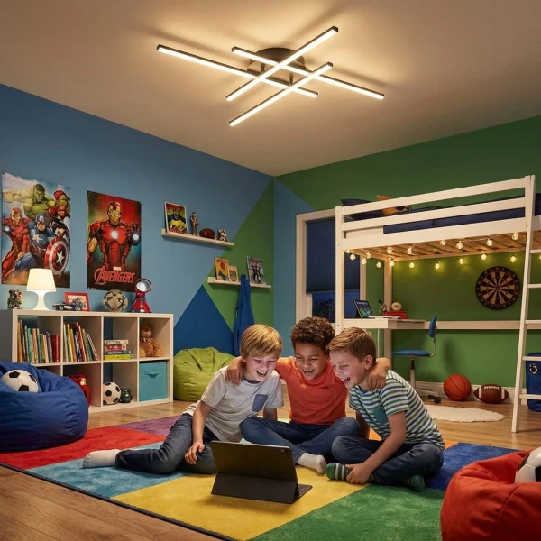 Pokój z kolegami i tabletem - zmniejszona lampa.jpg