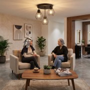 Poczekalnia fryzjerska pod lampą.jpg