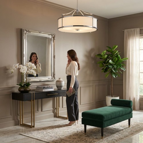 Przedpokój z kobietą przed lustrem.jpg