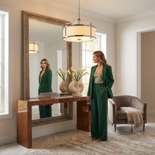 Przedpokój z kobietą przed lustrem(1).jpg