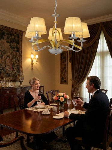 Salon z dorosłymi raczącymi się winem.jpg